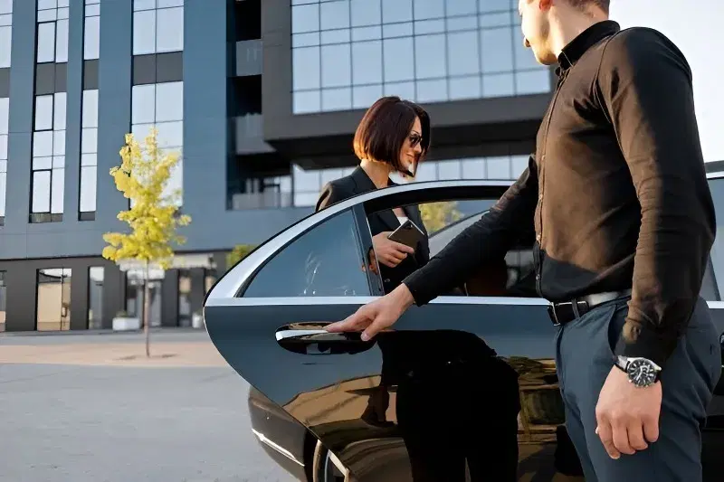 7 Ways a Corporate Chauffeur Service Beats Ride-Hailing Apps 